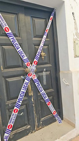 Puerta de la casa de la vivienda cuya okupación ha sido frustrada este lunes por Policía Local de Íllora y Guardia Civil.
