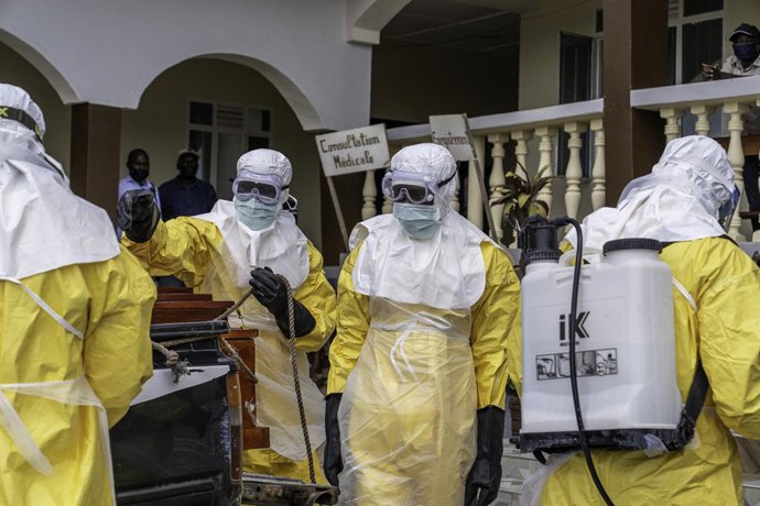 Archivo - Arquivo - BUNIA, 29 de maio de 2026  -- Profissionais da área médica em trajes de proteção realizam trabalhos de desinfecção em Bunia, capital da província de Ituri, na República Democrática do Congo, em 25 de maio de 2026. A COMPLEMENTAR “Matér
