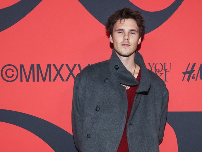 Cruz Beckham adelanta las tendencias de otoño con el look oversize que triunfa en Londres