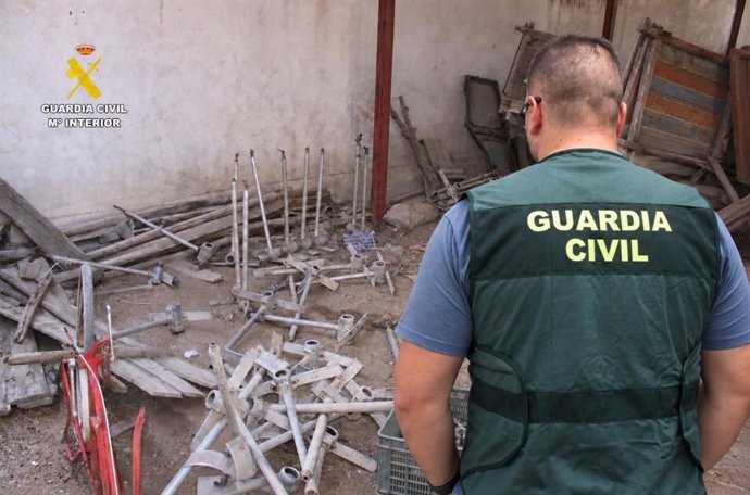 Un agente de la Guardia Civil con el material recuperado