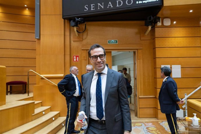 El vicepresidente primero y ministro de Economía, Comercio y Empresa, Carlos Cuerpo, a su llegada a una sesión plenaria en el Senado, a 8 de septiembre de 2026, en Madrid (España). Este es el primer pleno que se celebra en la Cámara Alta tras el período e