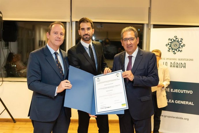 Imagen de archivo del presidente del Grupo La Rábida, José Ignacio García; y el presidente de la Fundación Cajasol, Antonio Pulido, hacen entrega del Premio de Estudios Iberoamericanos La Rábida a Manuel Luis Ruiz Morales.