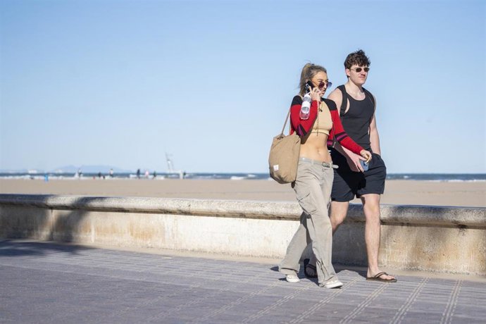 Archivo - Dos personas pasean por el puerto de la playa de la Malvarrosa el día más frío del año, a 21 de enero de 2023, en Valencia, Comunidad Valenciana (España).