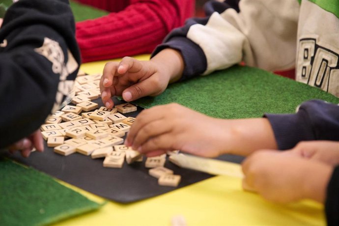 Actividad de lectoescritura manipulativa en el aula.