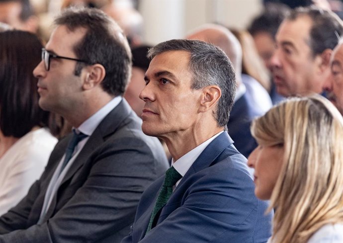 El president del Govern, Pedro Sánchez (c); el vicepresident primer i ministre d'Economia i Comerç, Carlos Cuerpo (e), i la vicepresidenta segona i ministra de Treball i Economia Social, Yolanda Díaz (d), durant la presentació de l'acte 'IA360' 
