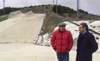 El PSOE exige el desmantelamiento de las ruinas de Meseta Ski dos años después de la condena