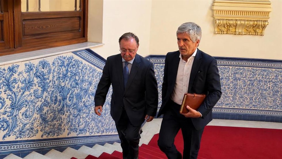 Archivo - El ministro del Interior, Fernando Grande-Marlaska (d), se reúne con el presidente de la ciudad autónoma de Ceuta, Juan José Vivas (i), en la Delegación del Gobierno, a 13 de agosto de 2026, en Ceuta (España). 