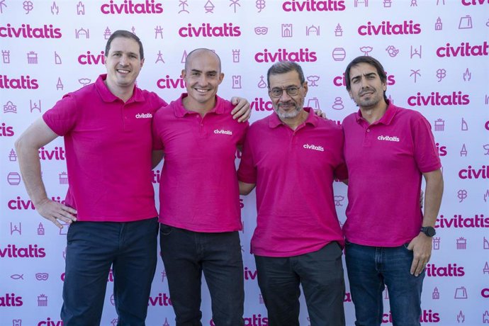 Enrique Espinel, director de operaciones de Civitatis y acompañando de Country Managers de la compañía