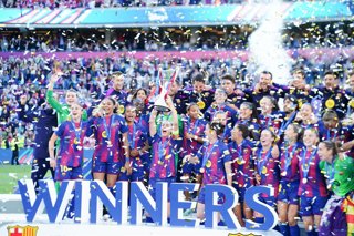 Archivo - May 23, 2026, Oslo, Nordre Aker, Norway: OSLO, NORWAY - 23 MAY 2026: Captain Alexia Putellas of FC Barcelona Femeni lifts the trophy, as FC Barcelona Femeni are crowned queens of Europe after winning the 2026 UEFA Women's Champions League Final 