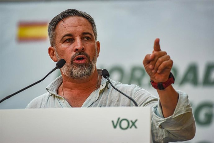 El líder de Vox, Santiago Abascal, interviene durante un acto de Vox en la Plaza Marina de Sants, a 18 de septiembre de 2026, en Barcelona, Cataluña (España). 
