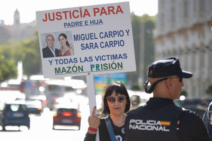 Manifestantes durante una concentración de víctimas de la dana, frente al Congreso de los Diputados, a 21 de septiembre de 2026, en Madrid (España).