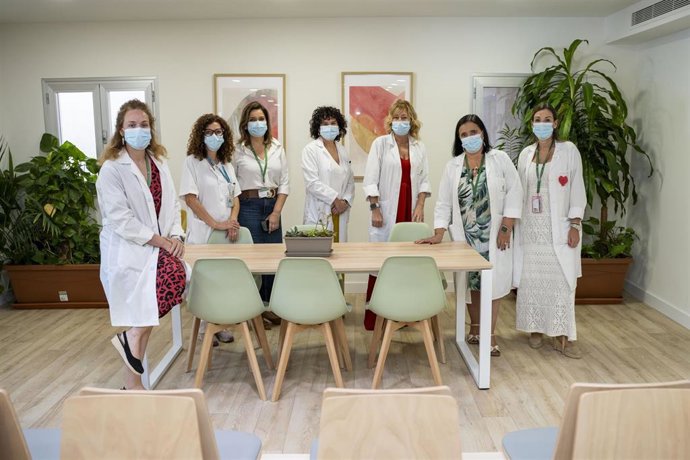 Archivo - El Hospital Virgen de las Nieves ha remodelado la sala de espera del hospital de día de Oncología Médica con la beca 'Espacio SPERantia', dotada con 20.000 euros, que recibió el equipo de profesionales gracias al proyecto de humanización de este
