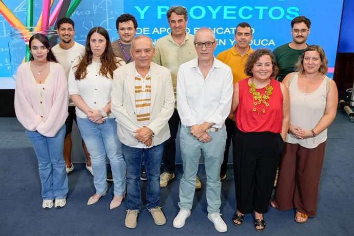 El consejero de Educación del Cabildo de Tenerife, Efraín Medina (c), en la presentación del programa 'Tenerife Joven y Educa'