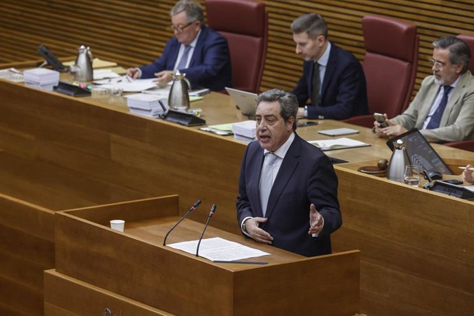 Archivo - El síndic de Vox, José María Llanos, durante un pleno, en Les Corts Valencianes