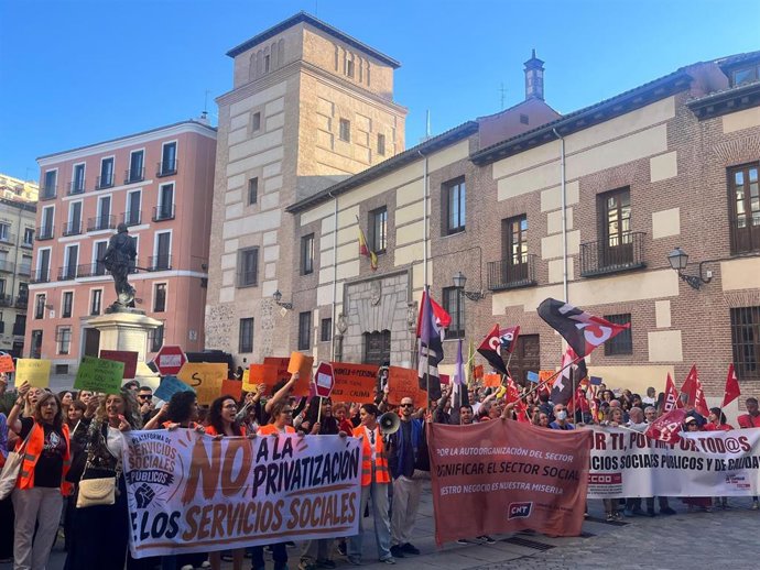 Concentración de los profesionales de servicios sociales de Madrid en la plaza de la Villa, a 21 de septiembre de 2026.