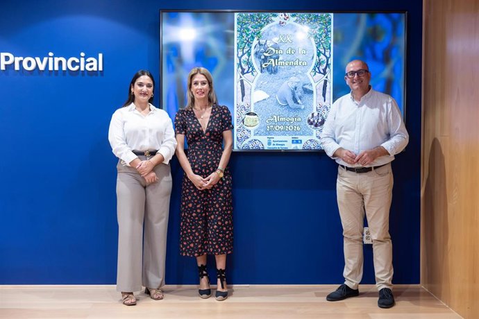 El vicepresidente de Cultura de la Diputación de Málaga, Manuel López Mestanza, junto a la alcaldesa de Almogía y diputada provincial, Antonia García, en la presentación de Día de la Almendra 2026