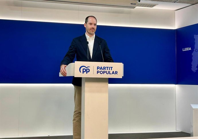 El secretario general del PP de Catalunya, Juan Fernández, en una rueda de prensa en la sede del partido