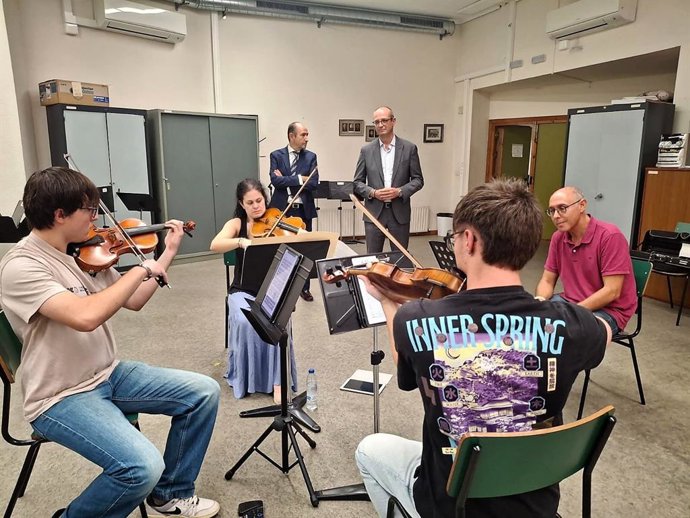 El consejero de Educación y Formación Profesional, Víctor Marín, visita el Conservatorio Superior de Música Manuel Massotti Littel, junto con su director, Miguel Torres, y la catedrática de viola del Conservatorio Cecilia Bercovich
