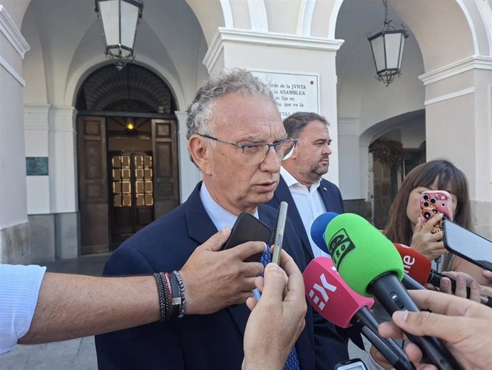 El delegado del Gobierno en Extremadura, José Luis Quintana, y el alcalde de Mérida, Antonio Rodríguez Osuna, en declaraciones a los medios