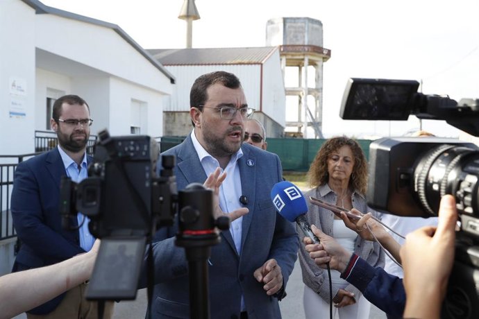 El presidente del Principado, Adrián Barbón, atiende a los medios en Tapia.