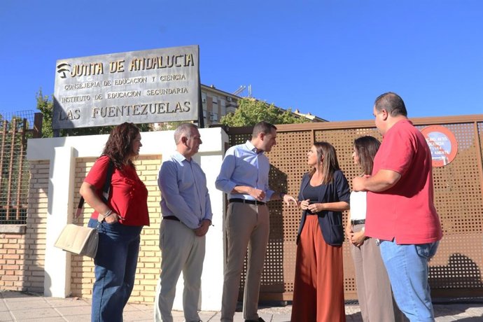 Juan Latorre y Ángeles Férriz (c), junto a otros responsables del PSOE de Jaén.