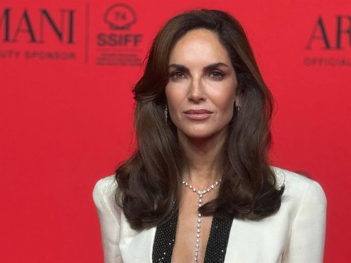 La piel con efecto 'glow' de Eugenia Silva se convierte en la protagonista de su look en el Festival de San Sebastián