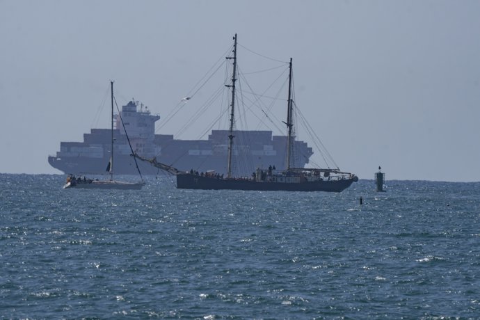 02 October 2025, Israel, Ashdod: Vessels of the Sumud Flotilla enter Ashdod port escorted by the Israeli Navy.