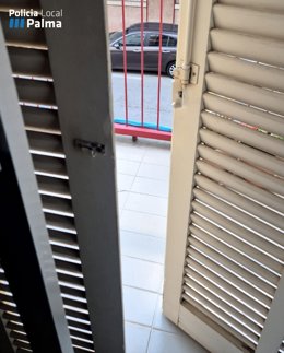 Persiana de la vivienda de la anciana asistida.