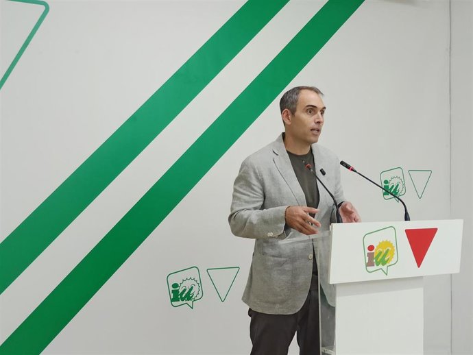 El coordinador general de Izquierda Unida (IU) Andalucía, Toni Valero, en una rueda de prensa.