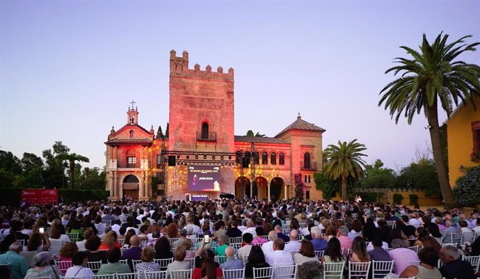 Instante de la Gala de entrega del II Premio Turismo de la Provincia de Sevilla a la Excelencia de las Personas, en Fuentes de Andalucía, en 2025.