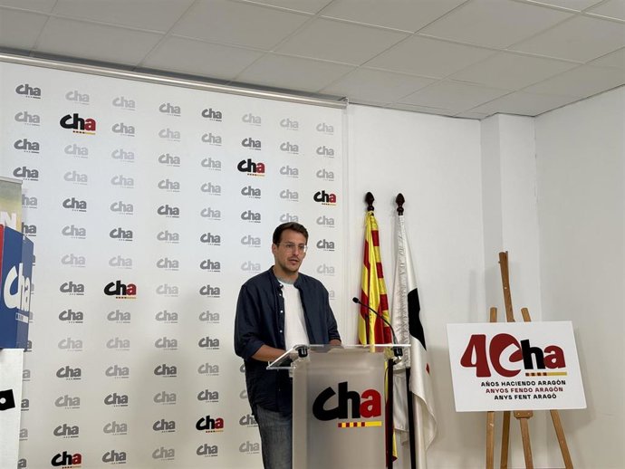El dirigente de Chunta Aragonesista (CHA), Jorge Pueyo, presenta la apertura de las listas para las primarias municipales en la sede de la formación en Zaragoza.