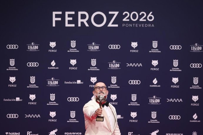 Archivo - El actor Javier Cámara posa con el Premio a Mejor Actor Protagonista de una Serie por 'Yakarta'  en la alfombra roja de los premiados en los Premios Feroz 2026, en el Pazo da Cultura, a 24 de enero de 2026, en Pontevedra