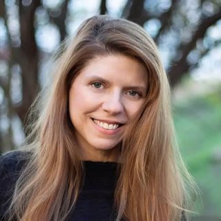 La poeta, traductora y videocreadora, Miriam Reyes, participa este martes 22 de septiembre a las 21,00 horas en los jardínes del Cuarto Real de Santo Domingo en el ciclo que organizan el Centro Andaluz de las Letras y el Ateneo de Granada.