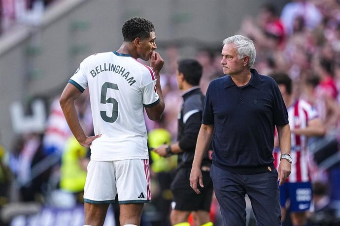El centrocampista inglés del Real Madrid Jude Bellingham conversa con su entrenador, José Mourinho, en el encuentro de LaLiga EA Sports 2026-26 disputado en el Riyadh Air Metropolitano.