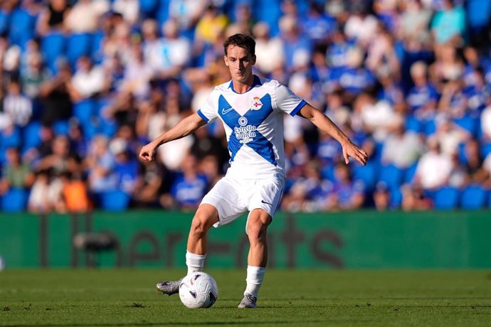 El centrocampista español Marc Casado disputando con el RC Deportivo el partido frente al Getafe CF de LaLiga EA Sports.