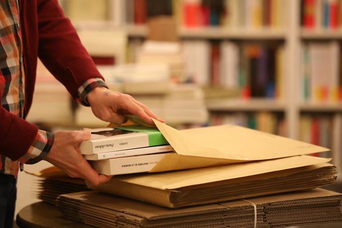 Archivo - Gonzalo, dueño de 'Tipos Infames', ubicada en la madrileña calle de San Joaquín, prepara pedidos online en su librería, que se ha sumado a la iniciativa 'Apoya a tu librería', alojada en la web 'Todos tus libros', de CEGAL (Confederación Español