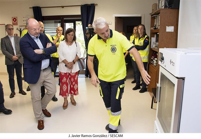 El director gerente del Servicio de Salud de Castilla-La Mancha, Alberto Jara, visita la base de la UVI móvil ubicada en Guadalajara capital.