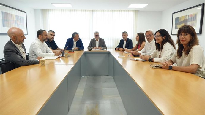 El secretario general del PSOE de Málaga, Josele Aguilar, con el coordinador del Gabinete Parlamentario del PSOE de Málaga, Ignacio López, en una reunión del grupo parlamentario socialista.