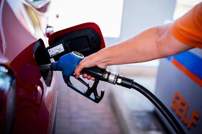 26 August 2026, Italy, Turin: A person pumps gasoline into a car in Italy. Photo: Marco Alpozzi/LaPresse via ZUMA Press/dpa
