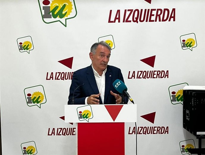 Archivo - Enrique Santiago, en la sede provincial de IU en Córdoba.