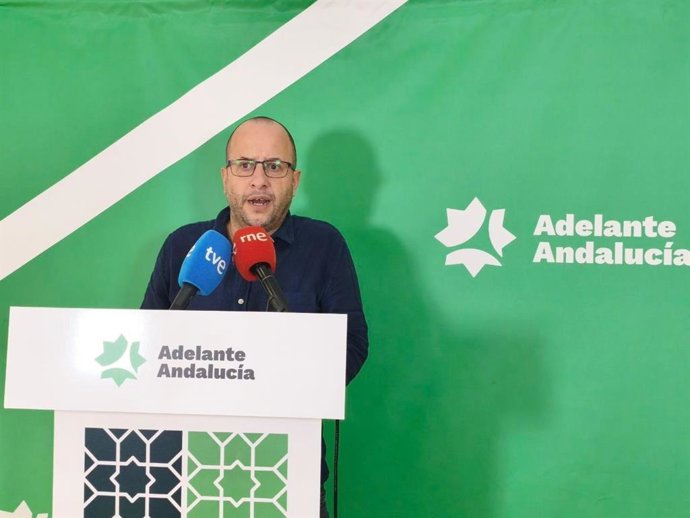 O responsável pela Organização do Adelante Andalucía, Néstor Salvador, em coletiva de imprensa.