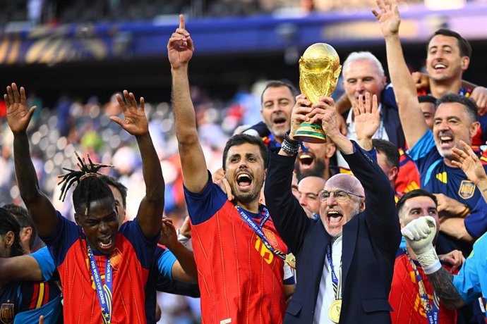 Archivo - Arquivo - 19 de julho de 2026, EUA, East Rutherford: O técnico da Espanha, Luis de la Fuente, comemora com o troféu da Copa do Mundo durante a cerimônia de premiação após a final da Copa do Mundo da FIFA 2026 entre Espanha e Argentina no Estádio