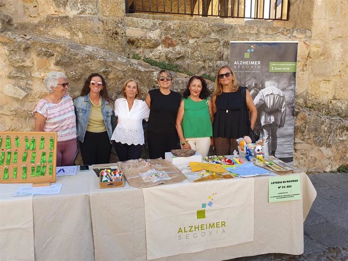 La subdelegada del Gobierno, Marian Rueda (dcha) y la diputada de Igualdad, Pilar Martín (a su lado), con parte d ela junta directiva y Técnicas de AFA. En el centro (de blanco), la presidenta Isabel Miranda.
