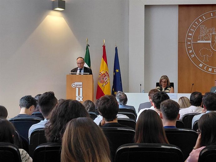 El consejero de Cultura y Turismo, Laureano León, imparte una conferencia sobre el modelo turístico de la región en la Facultad de Finanzas y Turismo