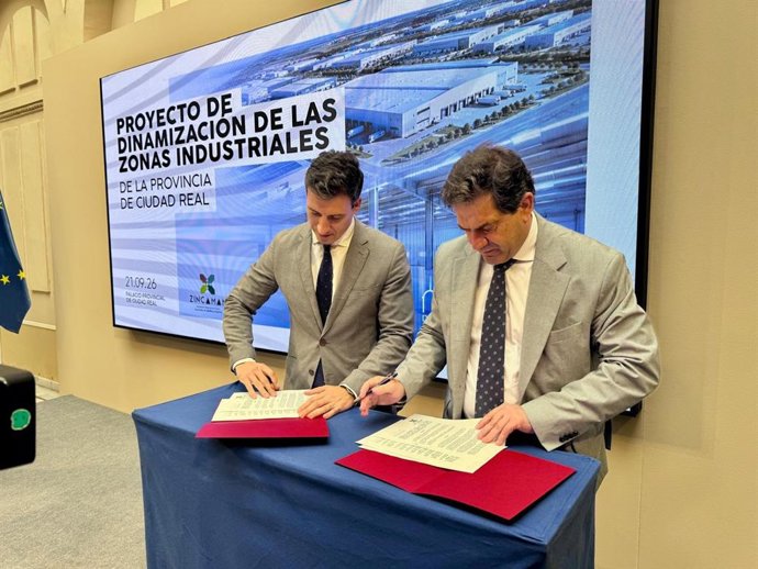El presidente de la Diputación, Miguel Ángel Valverde, y el presidente de Zincaman, Antonio Fernández-Pacheco, en la firma del convenio.