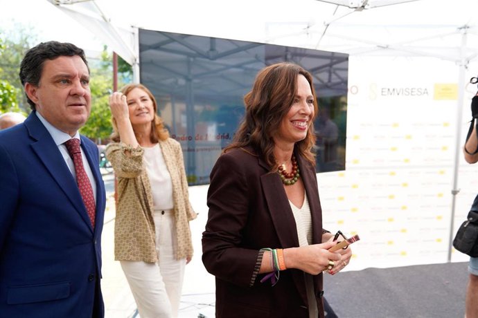 Archivo - La consejera de Fomento, Articulación del Territorio y Vivienda en funciones, Rocío Díaz (d), asiste al acto de colocación de la primera piedra de una promoción de viviendas protegidas en régimen de alquiler en Sevilla. 