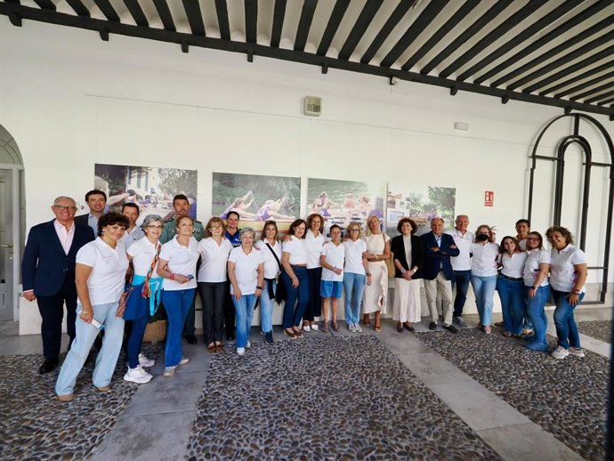 Foto de familia antes de la inauguración de la exposición.