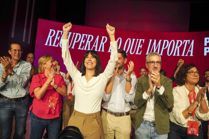 La secretària general del PSPV-PSOE i ministra de Ciència, Innovació i Universitats, Diana Morant (c), i el ministre d'Hisenda, Arcadi Espanya (2d), durant la  clausura de la conferència Política del PSPV-PSOE, a 20 de setembre del 2026, a Alacant