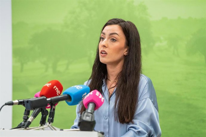 La portavoz de Vox en la Asamblea de Extremadura, Inés Checa, en rueda de prensa