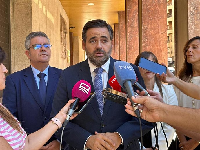 Núñez atiende a los medios antes de asistir al Solemne Acto de Apertura de Tribunales con motivo del inicio del Año Judicial en Castilla-La Mancha.
